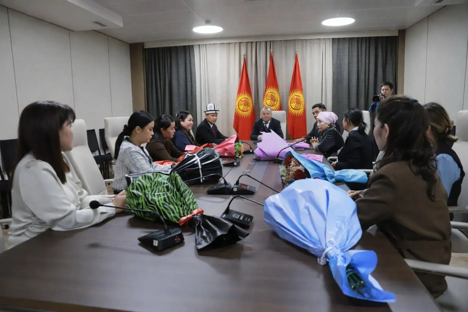 МЭР ЖУРНАЛИСТ АЙЫМДАРДЫ МАЙРАМЫ МЕНЕН КУТТУКТАДЫ