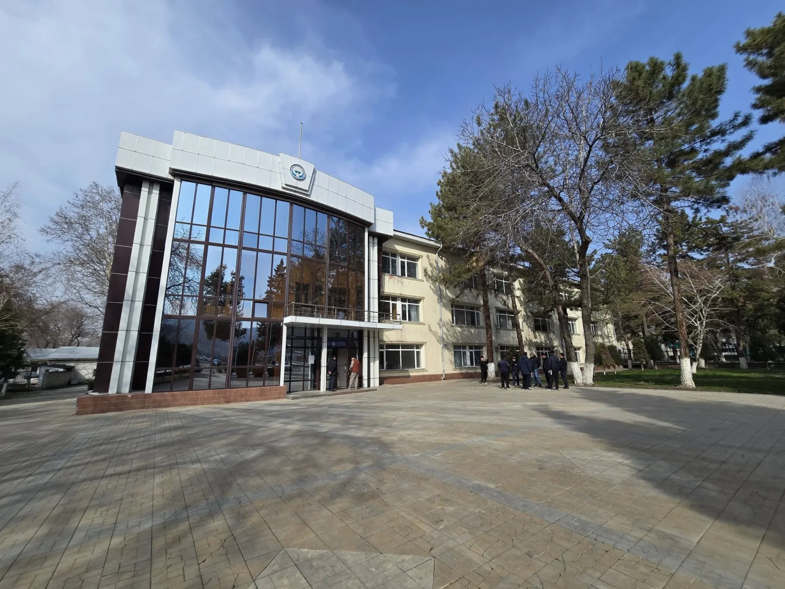 МЭР МУРДАГЫ ОБЛУСТУК АДМИНИСТРАЦИЯНЫН ИМАРАТЫН МЕКТЕПКЕ АЙЛАНДЫРУУ МАСЕЛЕСИН ЖЕРИНДЕ ТАЛКУУЛАДЫ