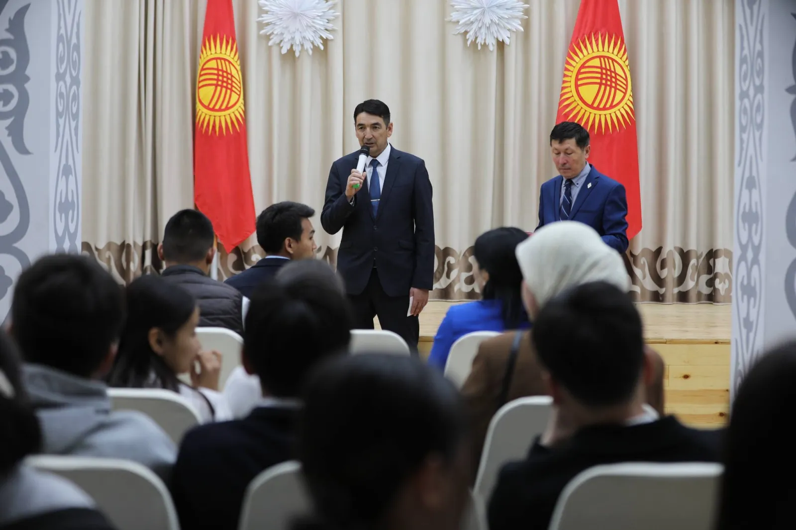 МАНАС ШААРЫНДА СҮРӨТ ӨНӨРҮН ДАҢАЗАЛАГАН ФЕСТИВАЛЬ ӨТТҮ