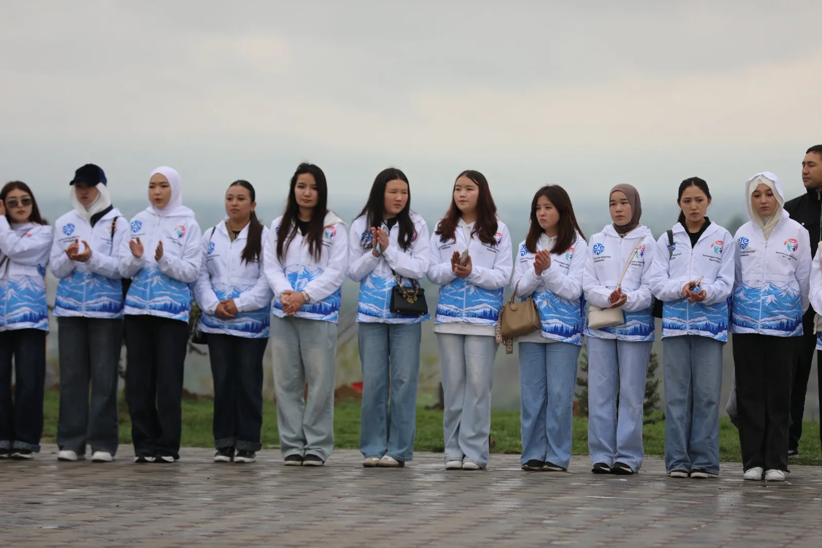 ЖАШТАР ФОРУМУ: МАНАС ШААРЫНДА ЖЕЛЕК КӨТӨРҮЛҮП, КӨЧӨТ ОТУРГУЗУЛДУ