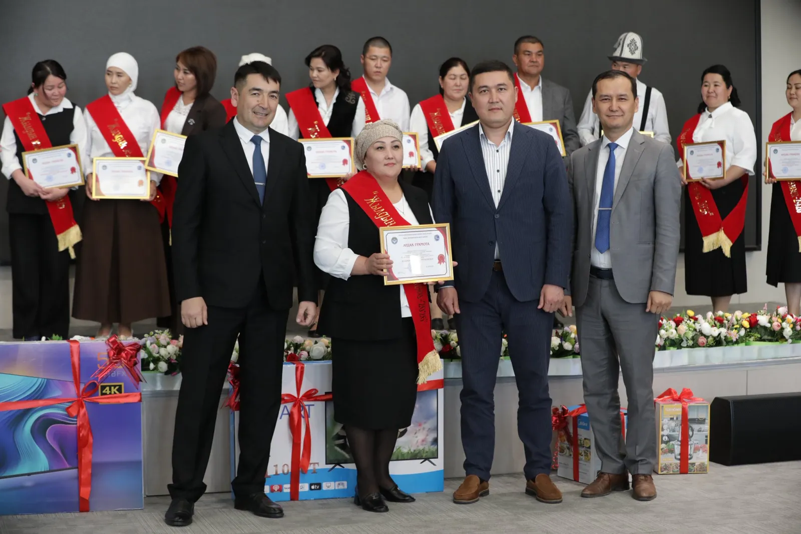 ЖЫЛДЫН МЫКТЫ МУГАЛИМДЕРИ СЫЙЛАНДЫ