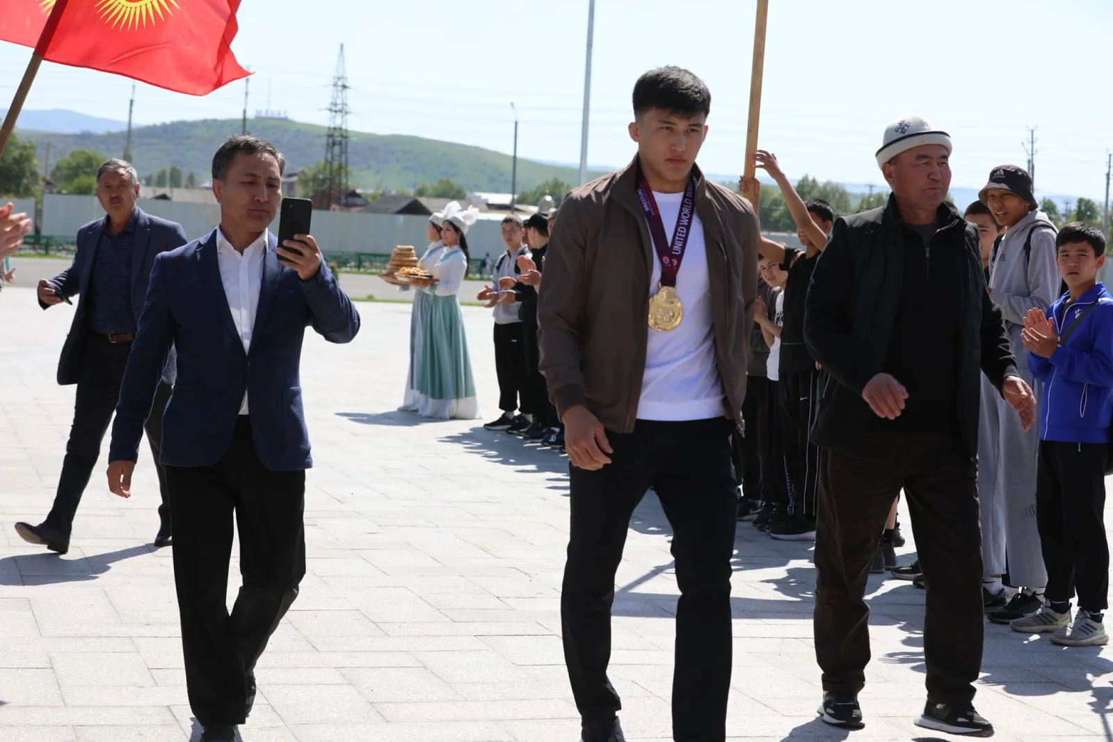 МАНАС ШААРЫ АЗИЯ ЧЕМПИОНУН САЛТАНАТ МЕНЕН ТОСУП АЛДЫ