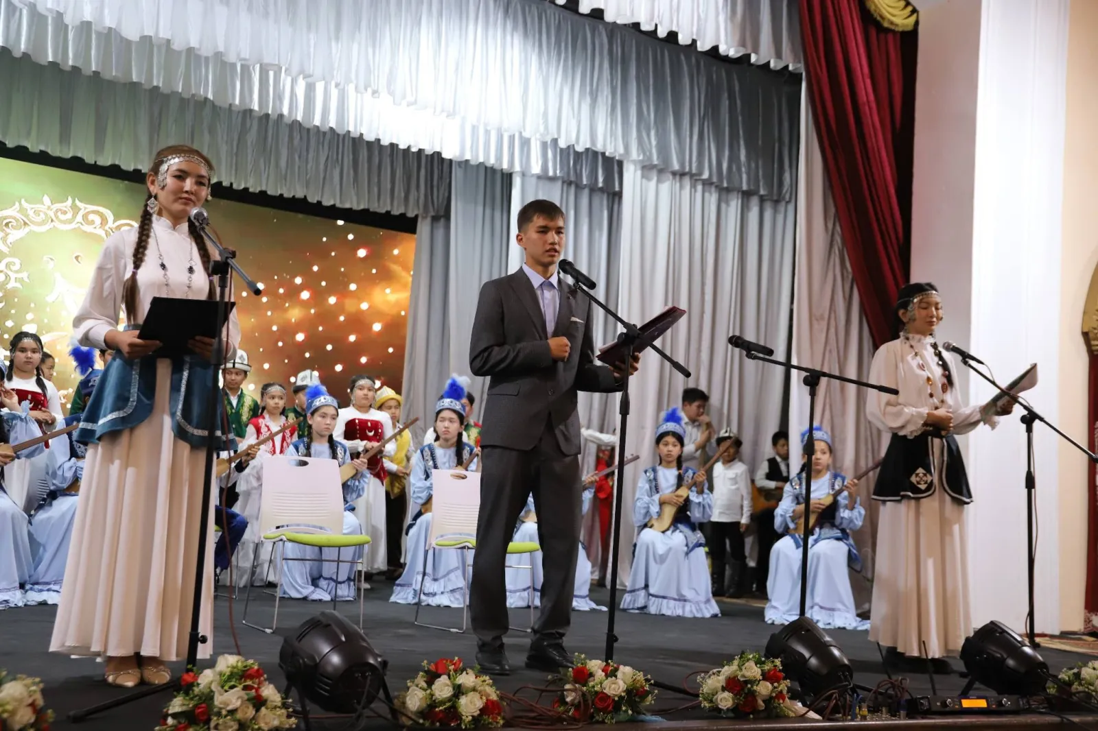 Бүгүн, 25-апрелде Барпы атындагы кыргыз драма театрында Манас шаарындагы “Ариет” балдар чыгармачыл борбору “Балдар – биздин бактыбыз” аталышындагы жылдык отчеттук концертин тартуулады.