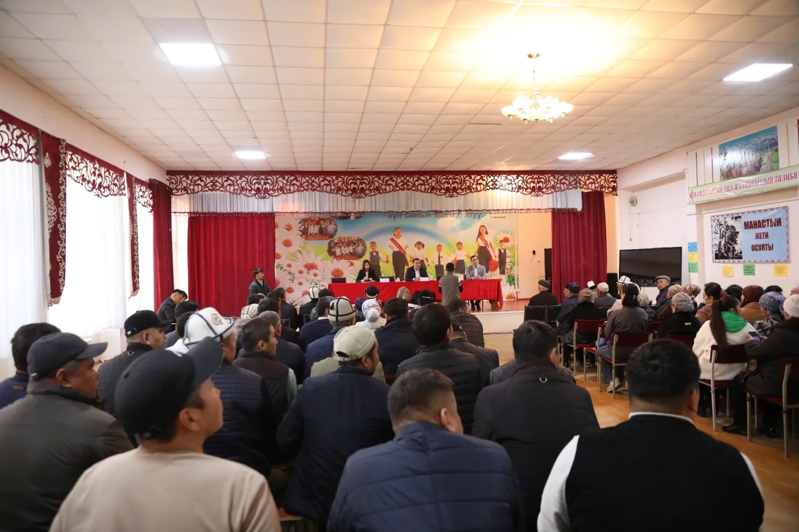 МАНАС ШААРЫНЫН МЭРИ СПУТНИК ЖАНА КӨК-АРТ АЙМАКТЫК БАШКАРУУЛАРЫНЫН ЖАШООЧУЛАРЫ МЕНЕН ЖОЛУГУШТУ