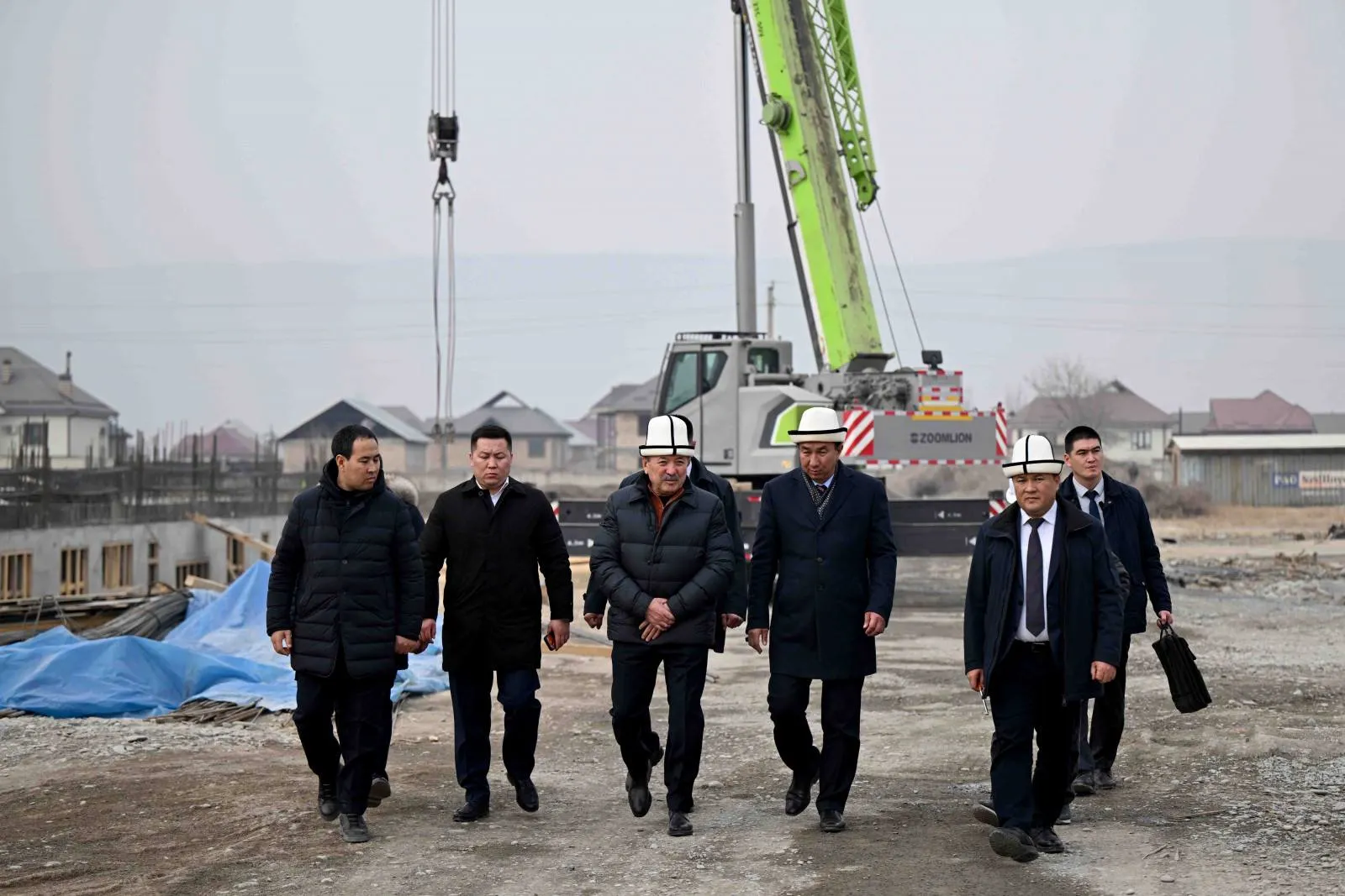 Кыргыз Республикасынын Министрлер Кабинетинин Төрагасы-Президенттин Администрациясынын Жетекчиси Адылбек Касымалиев Манас шаарындагы бир катар ири социалдык объектилердин курулушунун жүрүшү менен таанышты. Ага жеринде шаар мэри Эрнисбек Ормоков курулуштар