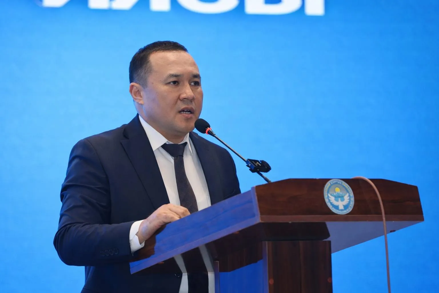 МАНАС ШААРЫНЫН МЭРИЯСЫ 2025-ЖЫЛЫ АТКАРЫЛГАН ЖУМУШТАР БОЮНЧА ОТЧЕТ БЕРИП, 2026-ЖЫЛДЫН БЮДЖЕТ ДОЛБООРУН КООМДУК УГУУДАН ӨТКӨРДҮ