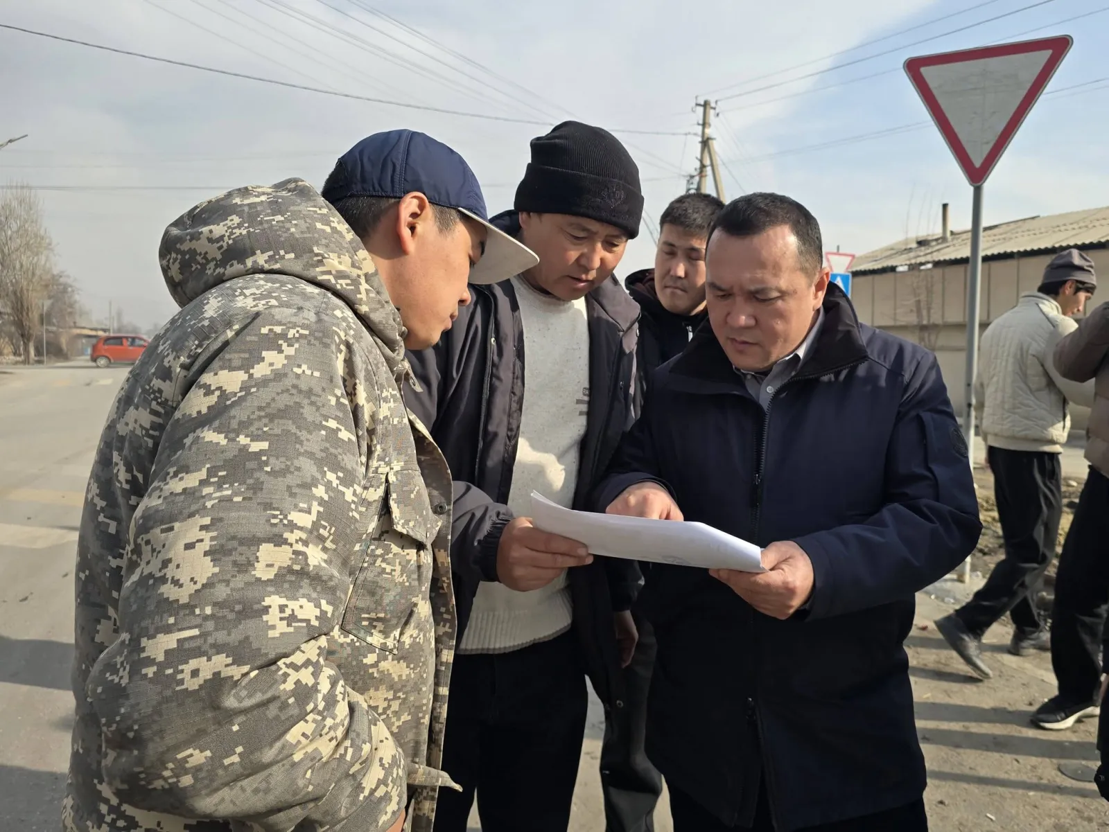 МЭР ТЕМИР ЖОЛДУН ОРДУНА КУРУЛУП ЖАТКАН ЖОЛДУН КУРУЛУШ ИШТЕРИ МЕНЕН ЖЕРИНДЕ ТААНЫШТЫ