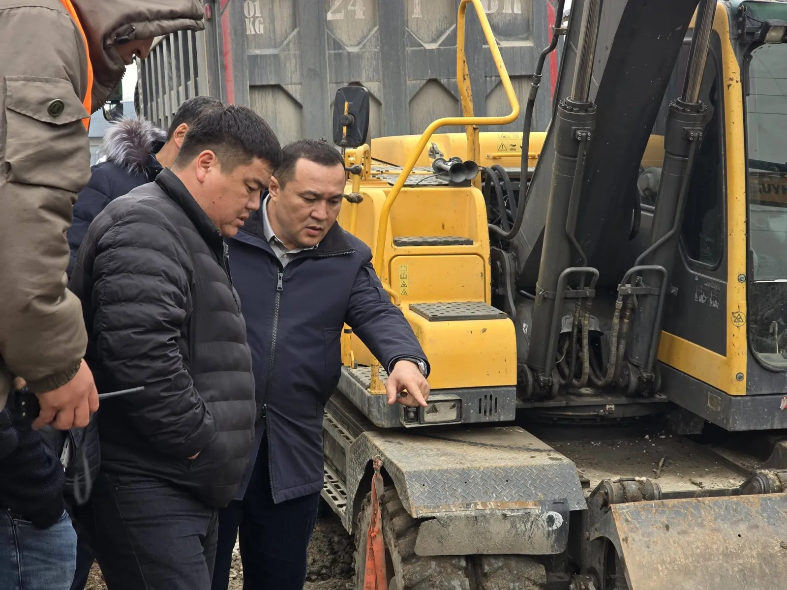 МЭР САРКЫНДЫ СУУ КУУРЛАРЫН САПАТТУУ ЖАТКЫРУУ БОЮНЧА ТАПШЫРМА БЕРДИ