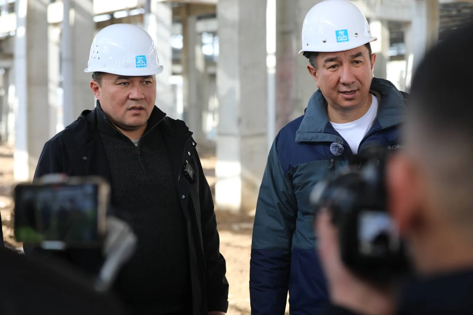 МЭР ПРЕЗИДЕНТТИН ЖАЛАЛ-АБАД ОБЛУСУНДАГЫ ӨКҮЛҮ МЕНЕН БИРГЕЛИКТЕ БИР КАТАР КУРУЛУШТАРДЫН ЖҮРҮШҮН ТЕКШЕРДИ