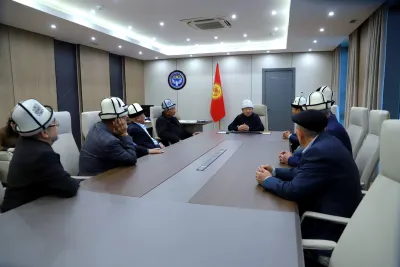 Манас шаарынын мэри Абдупата Маткаликов шаардык ардагерлер кеңешинин мүчөлөрүн кабыл алды.