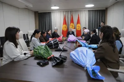 МЭР ЖУРНАЛИСТ АЙЫМДАРДЫ МАЙРАМЫ МЕНЕН КУТТУКТАДЫ