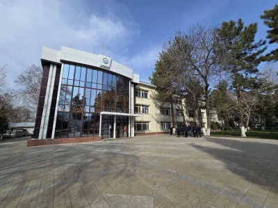 МЭР МУРДАГЫ ОБЛУСТУК АДМИНИСТРАЦИЯНЫН ИМАРАТЫН МЕКТЕПКЕ АЙЛАНДЫРУУ МАСЕЛЕСИН ЖЕРИНДЕ ТАЛКУУЛАДЫ