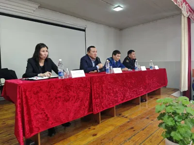 Бүгүн, 17-февраль күнү, Манас шаарынын мэри Эрнисбек Ормоков, шаар прокурорунун орун басары Асан Биялиев менен биргеликте Курманбек аймактык башкаруусунун жашоочулары менен жолугушуу өткөрдү. Иш-чаранын жүрүшүндө шаар тургундары тарабынан бир катар актуал